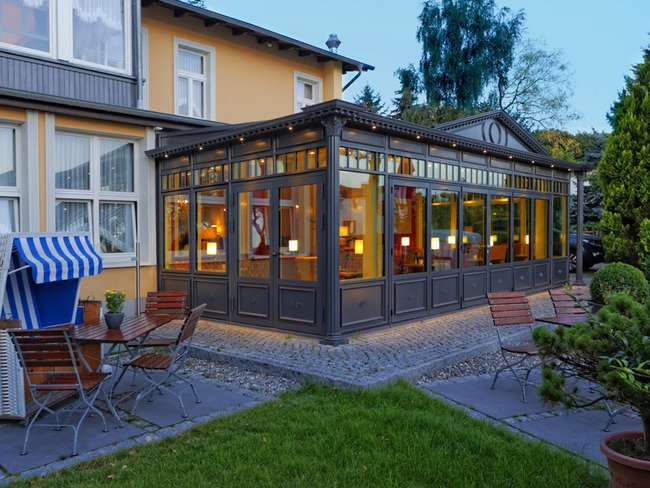 Außenansicht mit Restaurantwintergarten